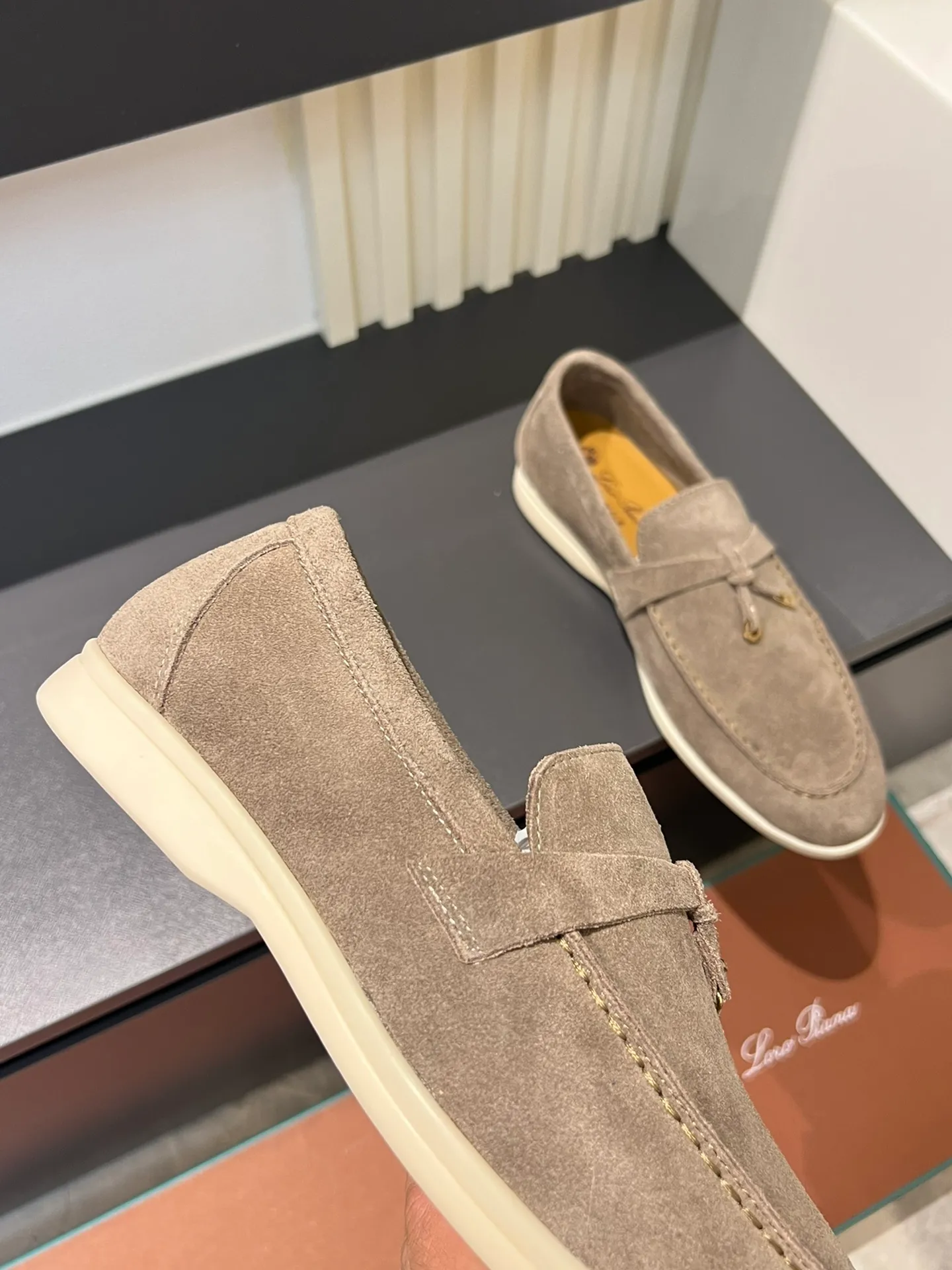 Men's shoes 💰p360 "Loro men's shoes 💰pian'*" Classic L men's shoes for couples 💰p Top version British flat loafers, a must-have item in old money style, the minimalist design is eye-catching and durable, a plus point for dressing The soft foot feel and texture are outstanding. They don’t scratch your feet and are very nice. They are matched with soft and waxy soles. They can be worn daily for a long time without getting tired. They are easy to wear, versatile and classic items, with perfect foot feel and texture! Imported cashmere fabric, the lining is made of imported A-grade water-dyed cow lining, the top version of the genuine leather midsole is sewn with pure handmade mark thread! Size: Female 35-40 (34. Customized) Male 38-44 (45.46. Customized)